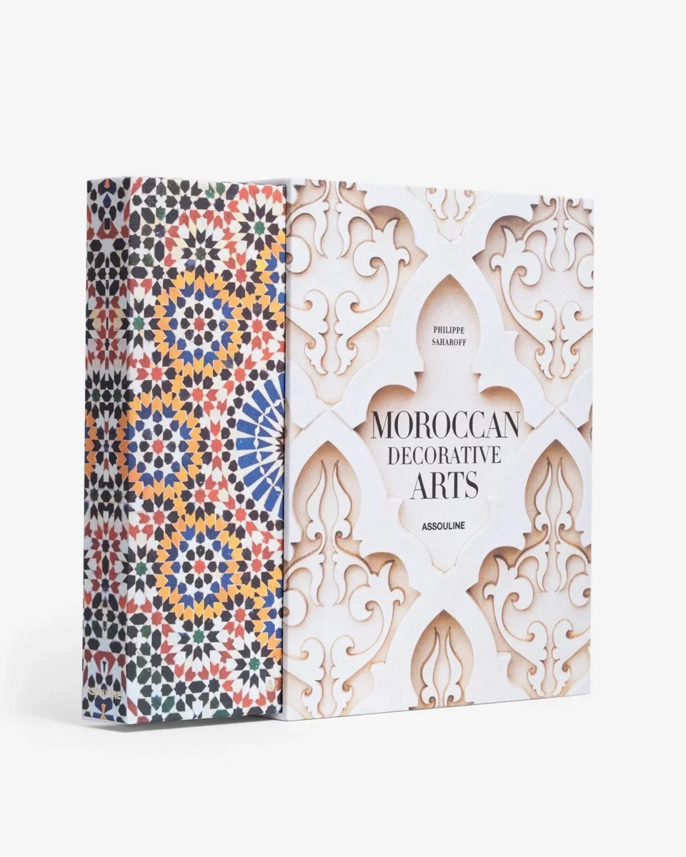 Livre design haut de gamme Moroccan Decorative Arts par Assouline, édition Legends sous étui lin, disponible chez D-Style Interior.
