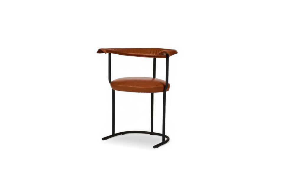 Numa chaise d’Amura Lab allie élégance romaine et modernité épurée dans une structure métallique fluide et intemporelle. Disponible chez D-Style Interior.