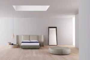 Le lit Panis d’Amura Lab marie design italien, formes généreuses et savoir-faire artisanal pour une chambre à l’élégance intemporelle. Disponible chez D-Style Interior.