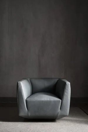 Panis fauteuil par Amura Lab allie formes généreuses, confort enveloppant et élégance artisanale italienne. Disponible chez D-Style Interior.