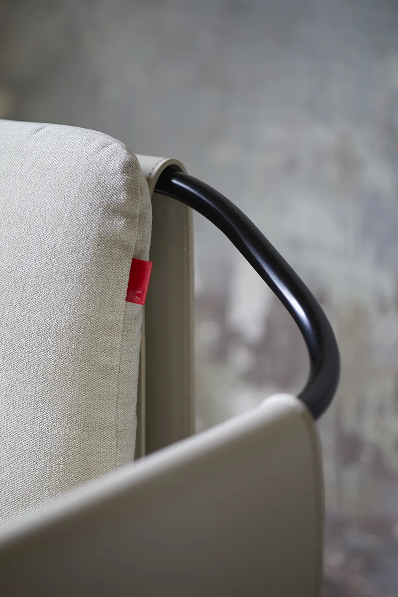 Kimono fauteuil d’Amura Lab associe structure métallique et cuir raffiné dans une harmonie inspirée du vêtement japonais. Disponible chez D-Style Interior.