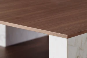 Quattropietre par Amura Lab – une table basse architecturale inspirée du nombre d’or, alliant rigueur, équilibre et intemporalité. Disponible chez D-Style Interior.