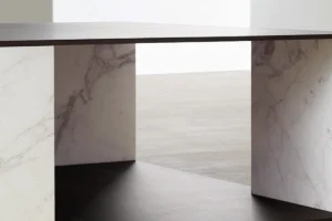 Quattropietre par Amura Lab – une table basse architecturale inspirée du nombre d’or, alliant rigueur, équilibre et intemporalité. Disponible chez D-Style Interior.