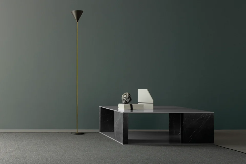 Quattropietre par Amura Lab – une table basse architecturale inspirée du nombre d’or, alliant rigueur, équilibre et intemporalité. Disponible chez D-Style Interior.