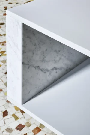Quattropietre par Amura Lab – une table basse architecturale inspirée du nombre d’or, alliant rigueur, équilibre et intemporalité. Disponible chez D-Style Interior.