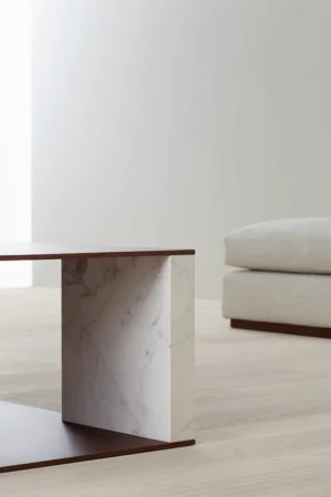 Quattropietre par Amura Lab – une table basse architecturale inspirée du nombre d’or, alliant rigueur, équilibre et intemporalité. Disponible chez D-Style Interior.
