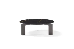 Range par Amura Lab – une table basse au design équilibré et raffiné, alliant métal, bois et marbre avec élégance italienne. Disponible chez D-Style Interior.