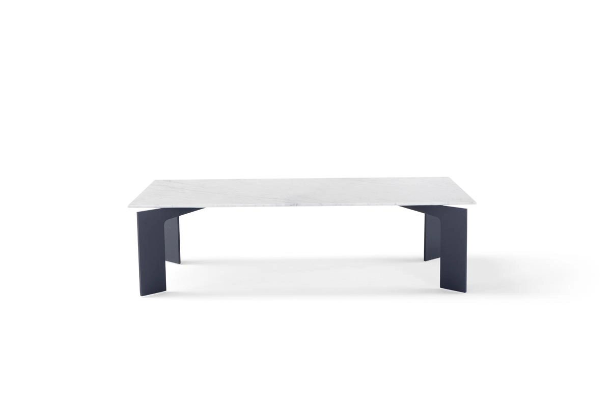 Range par Amura Lab – une table basse au design équilibré et raffiné, alliant métal, bois et marbre avec élégance italienne. Disponible chez D-Style Interior.