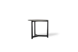 Stilt Table d’Amura Lab – une table design alliant bois massif et finitions nobles, symbole d’équilibre et de pureté italienne. Disponible chez D-Style Interior.