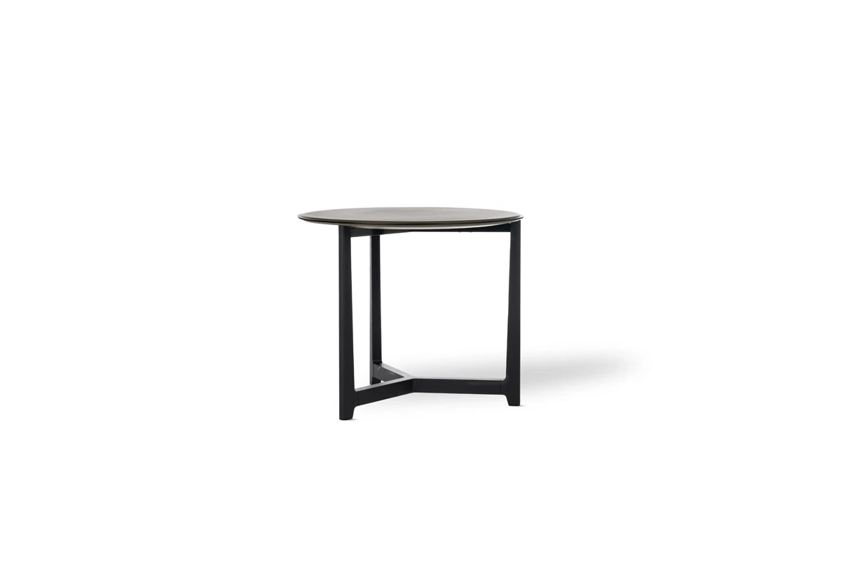 Stilt Table d’Amura Lab – une table design alliant bois massif et finitions nobles, symbole d’équilibre et de pureté italienne. Disponible chez D-Style Interior.