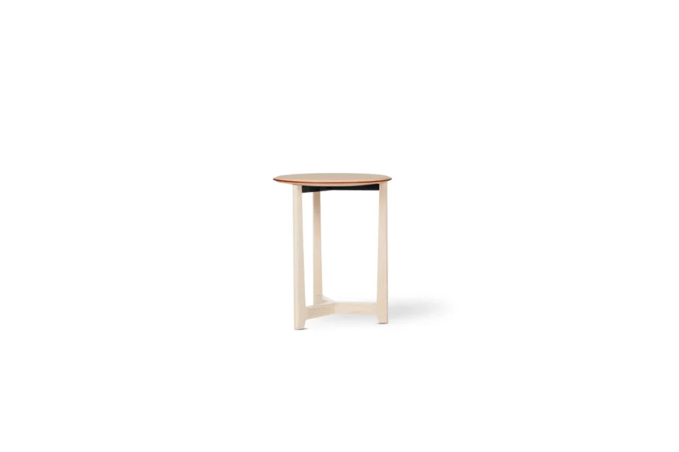 Stilt Table d’Amura Lab – une table design alliant bois massif et finitions nobles, symbole d’équilibre et de pureté italienne. Disponible chez D-Style Interior.