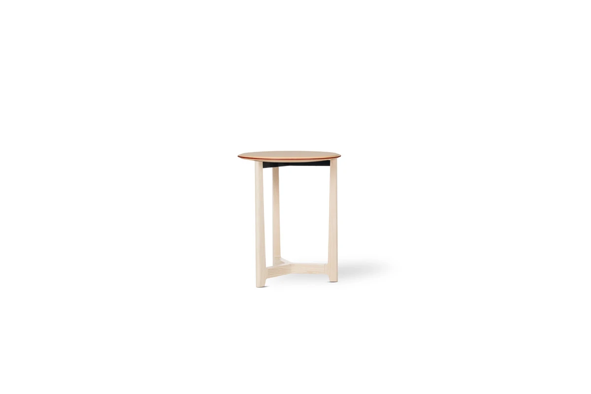 Stilt Table d’Amura Lab – une table design alliant bois massif et finitions nobles, symbole d’équilibre et de pureté italienne. Disponible chez D-Style Interior.