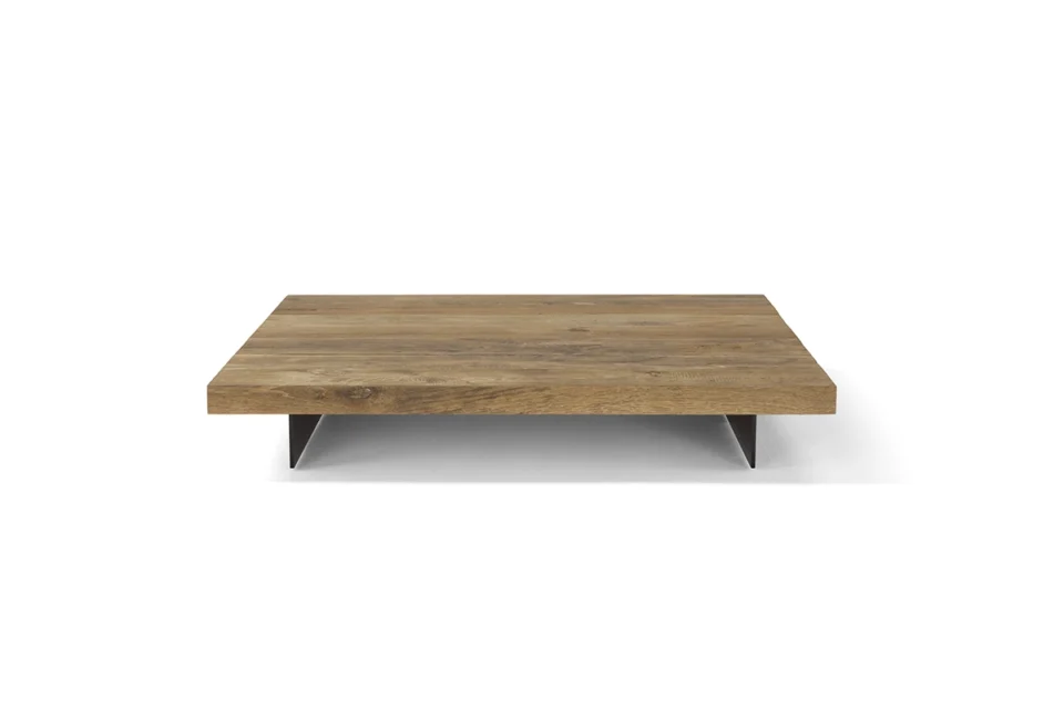 Tau par Amura Lab – une table basse minimaliste inspirée de la philosophie orientale, entre pureté des lignes et noblesse des matériaux. Disponible chez D-Style Interior.