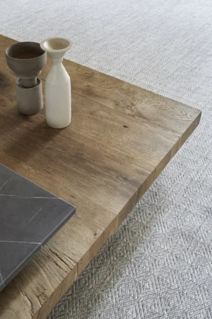 Tau par Amura Lab – une table basse minimaliste inspirée de la philosophie orientale, entre pureté des lignes et noblesse des matériaux. Disponible chez D-Style Interior.