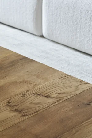 Tau par Amura Lab – une table basse minimaliste inspirée de la philosophie orientale, entre pureté des lignes et noblesse des matériaux. Disponible chez D-Style Interior.