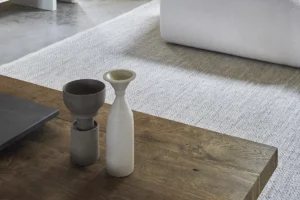 Tau par Amura Lab – une table basse minimaliste inspirée de la philosophie orientale, entre pureté des lignes et noblesse des matériaux. Disponible chez D-Style Interior.