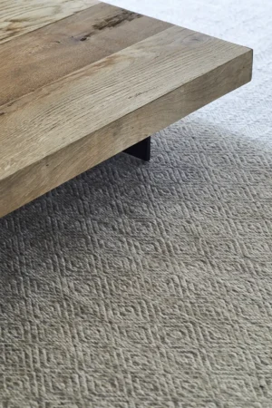 Tau par Amura Lab – une table basse minimaliste inspirée de la philosophie orientale, entre pureté des lignes et noblesse des matériaux. Disponible chez D-Style Interior.