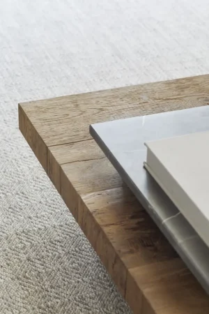 Tau par Amura Lab – une table basse minimaliste inspirée de la philosophie orientale, entre pureté des lignes et noblesse des matériaux. Disponible chez D-Style Interior.