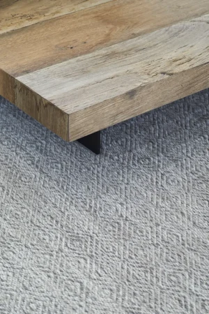 Tau par Amura Lab – une table basse minimaliste inspirée de la philosophie orientale, entre pureté des lignes et noblesse des matériaux. Disponible chez D-Style Interior.