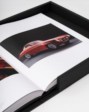 Livre design haut de gamme The Impossible Collection of Cars par Assouline, édition Ultimate sous écrin caoutchouc noir, disponible chez D-Style Interior.