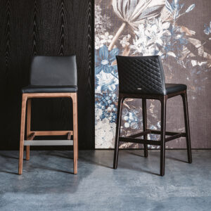 Tabouret Arcadia Couture au design élégant, assise matelassée en cuir et structure bois raffinée. Disponible chez D-Style Interior.