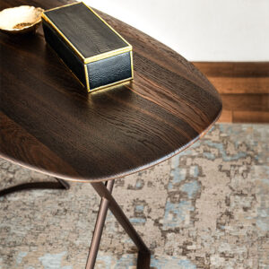 TAHITI Bureau design moderne et raffiné en bois noble et acier laqué gaufré, parfait pour les intérieurs contemporains. Disponible chez D-Style Interior.