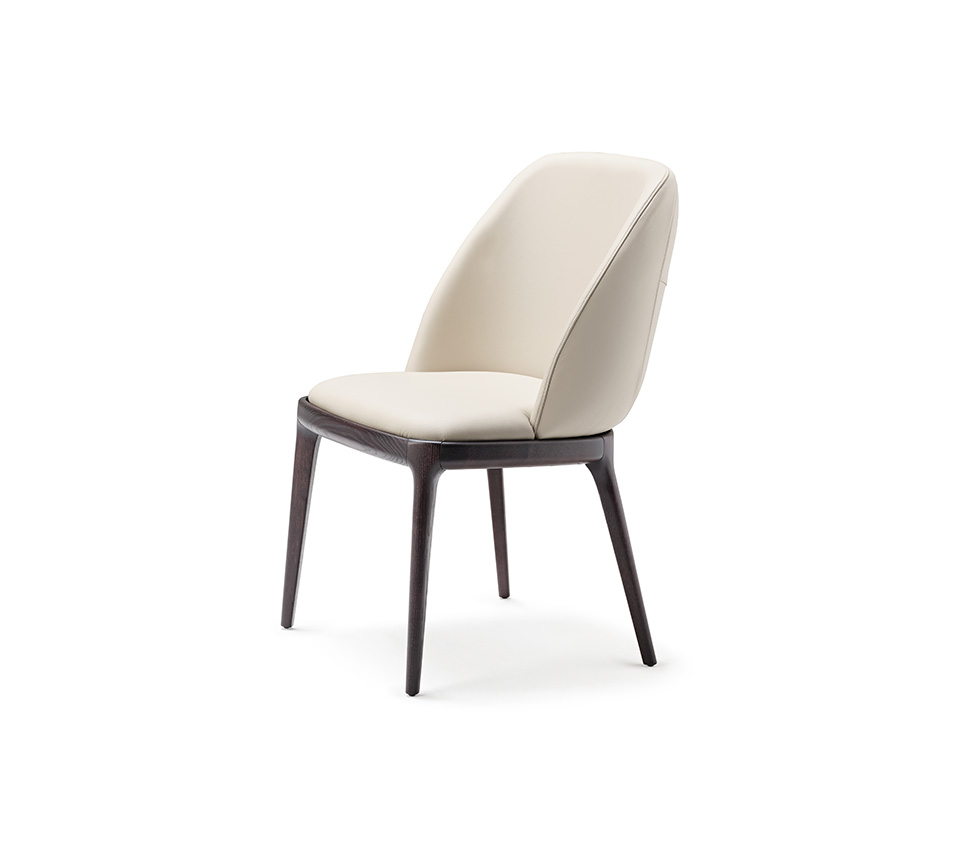MARIEL Chaise design avec dossier enveloppant et structure en bois massif, revêtement en tissu ou cuir. Disponible chez D-Style Interior.