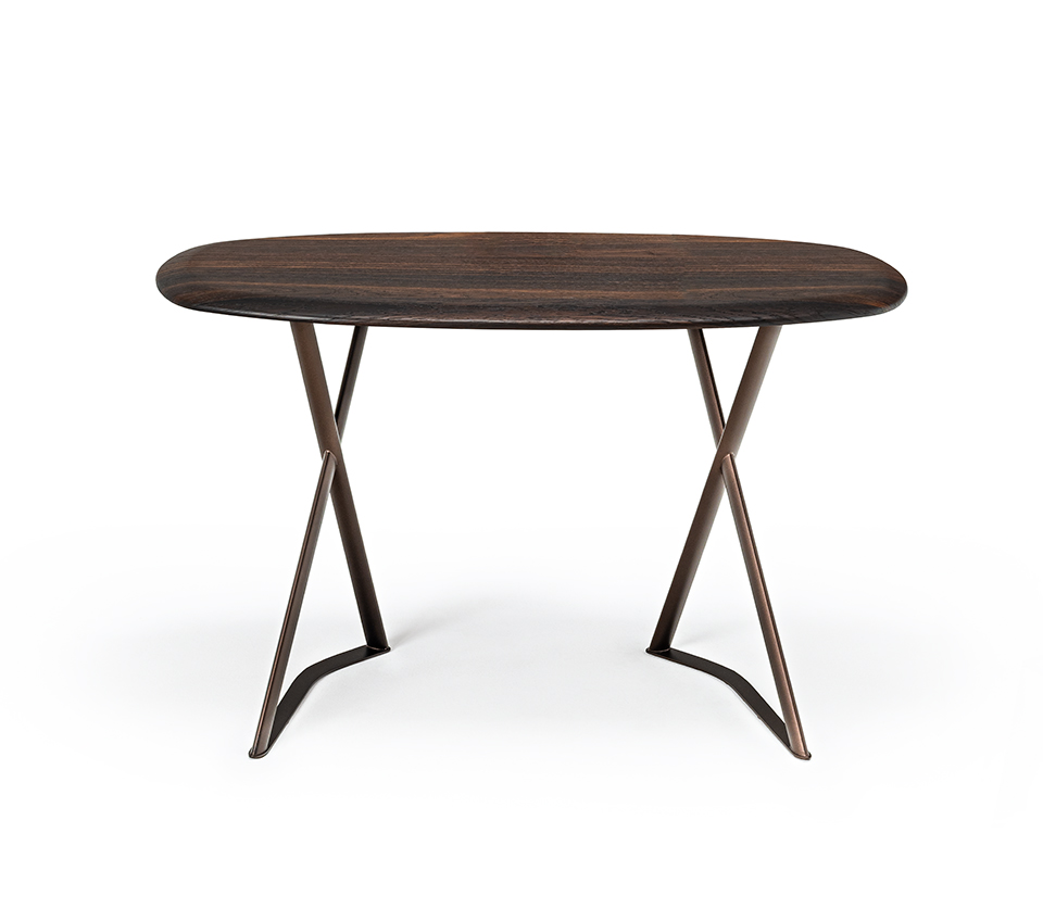 TAHITI Bureau design moderne et raffiné en bois noble et acier laqué gaufré, parfait pour les intérieurs contemporains. Disponible chez D-Style Interior.