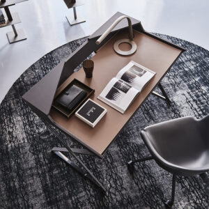 QWERTY Bureau design moderne avec structure en acier et sous-main en cuir – Disponible chez D-Style Interior