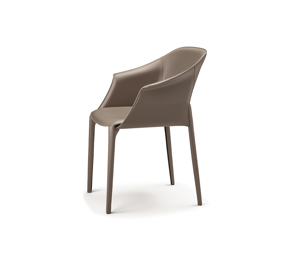 Zuleika Chaise avec accoudoirs de Cattelan Italia : un modèle avec accoudoirs, structure métallique et revêtement en cuir. Disponible chez D-Style Interior.