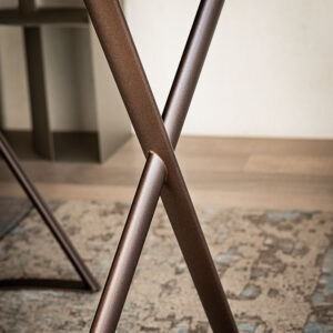 TAHITI Bureau design moderne et raffiné en bois noble et acier laqué gaufré, parfait pour les intérieurs contemporains. Disponible chez D-Style Interior.