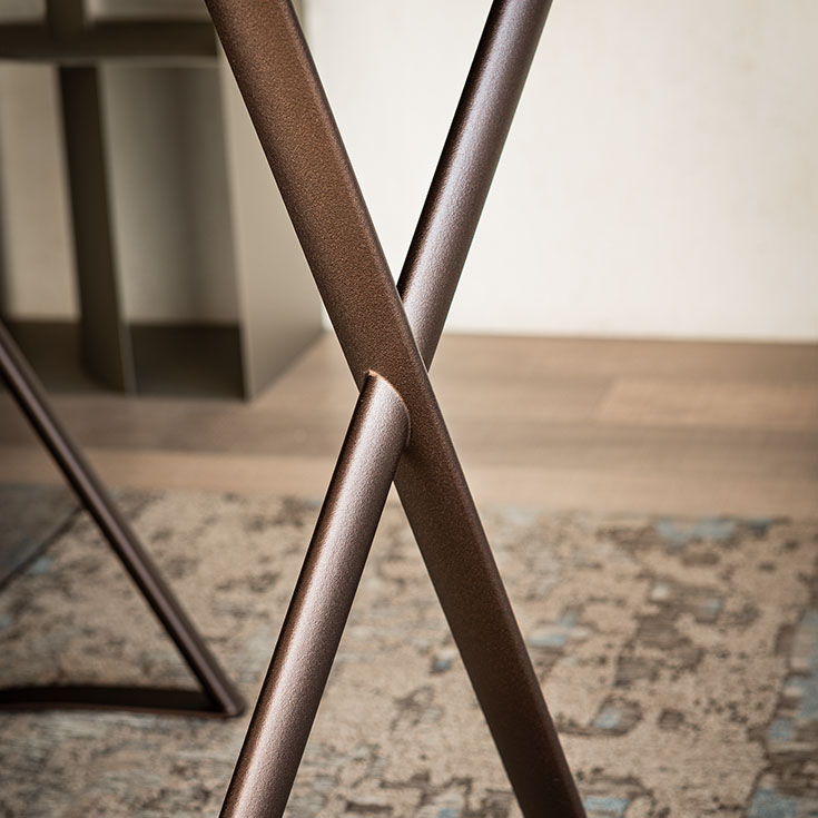 TAHITI Bureau design moderne et raffiné en bois noble et acier laqué gaufré, parfait pour les intérieurs contemporains. Disponible chez D-Style Interior.