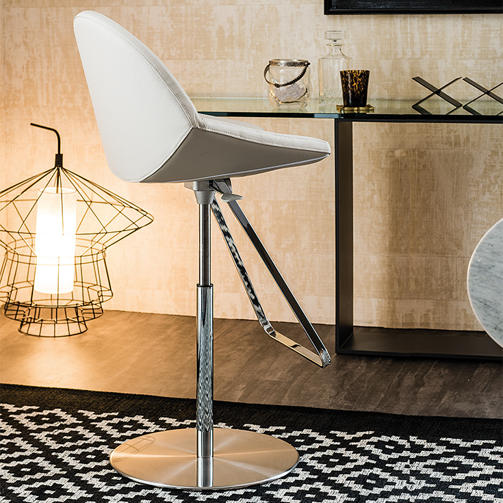 Le tabouret Kiss allie design minimaliste et confort réglable, idéal pour cuisines et bars contemporains. Disponible chez D-Style Interior.