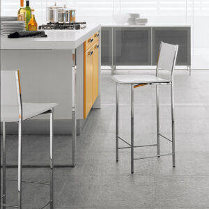Alessio est un tabouret moderne en cuir, alliant élégance et confort, fruit de l’excellence du savoir-faire italien. Disponible chez D-Style Interior.