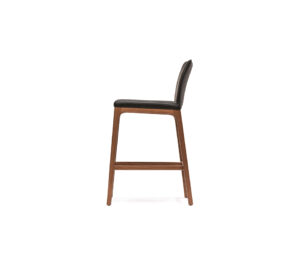 Tabouret Arcadia Couture au design élégant, assise matelassée en cuir et structure bois raffinée. Disponible chez D-Style Interior.