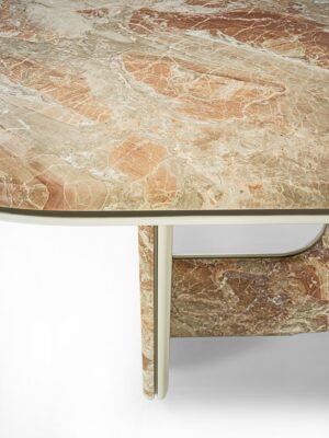 Table Gregory de Vittoria Frigerio – une œuvre sculpturale alliant marbre et laque brillante, équilibre parfait entre force architecturale et élégance italienne. Disponible chez D-Style Interior.