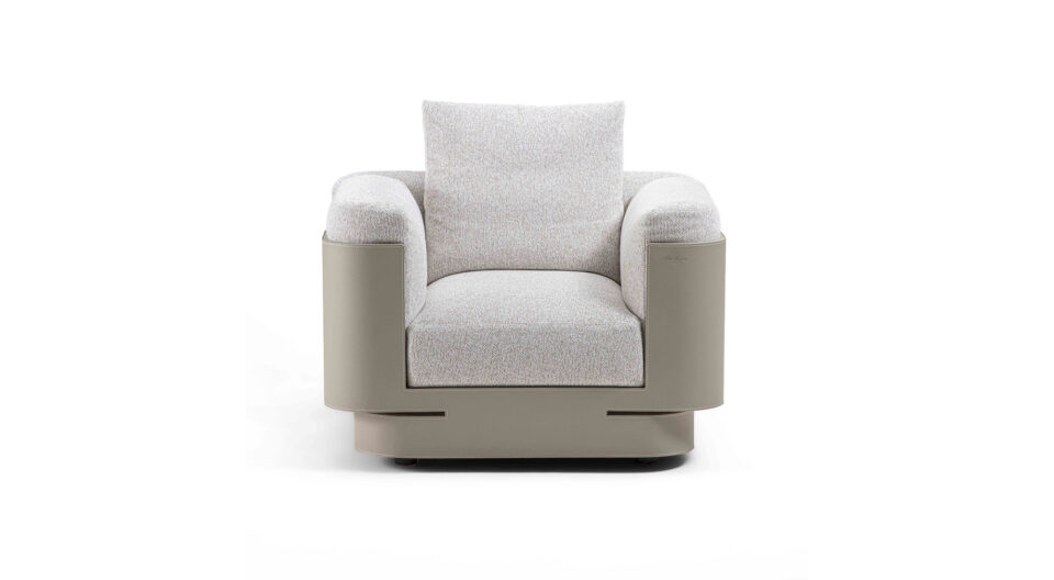Fauteuil Necchi de Vittoria Frigerio – alliance parfaite de structure et de confort, incarnant l’élégance italienne dans un format sculptural. Disponible chez D-Style Interior.