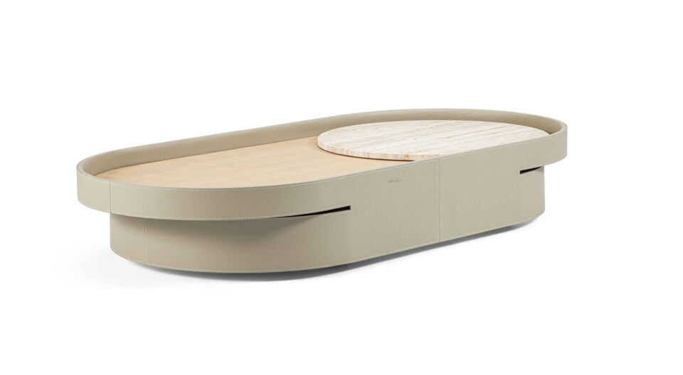 Table basse Necchi de Vittoria Frigerio – une pièce sculpturale en cuir et bois noble, sublimée par un insert en marbre. Disponible chez D-Style Interior.