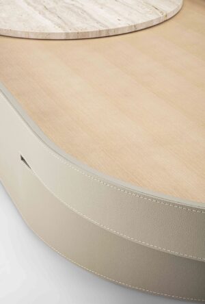 Table basse Necchi de Vittoria Frigerio – une pièce sculpturale en cuir et bois noble, sublimée par un insert en marbre. Disponible chez D-Style Interior.