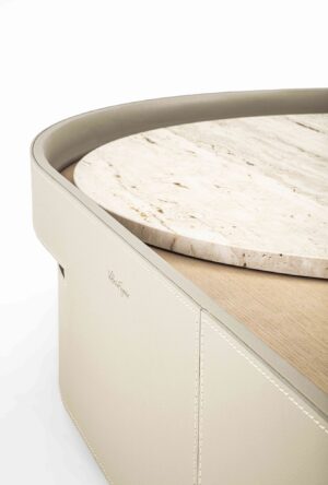 Table basse Necchi de Vittoria Frigerio – une pièce sculpturale en cuir et bois noble, sublimée par un insert en marbre. Disponible chez D-Style Interior.