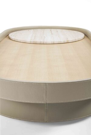 Table basse Necchi de Vittoria Frigerio – une pièce sculpturale en cuir et bois noble, sublimée par un insert en marbre. Disponible chez D-Style Interior.