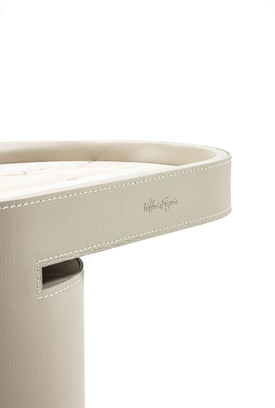 Table basse Necchi de Vittoria Frigerio – une pièce sculpturale en cuir et bois noble, sublimée par un insert en marbre. Disponible chez D-Style Interior.