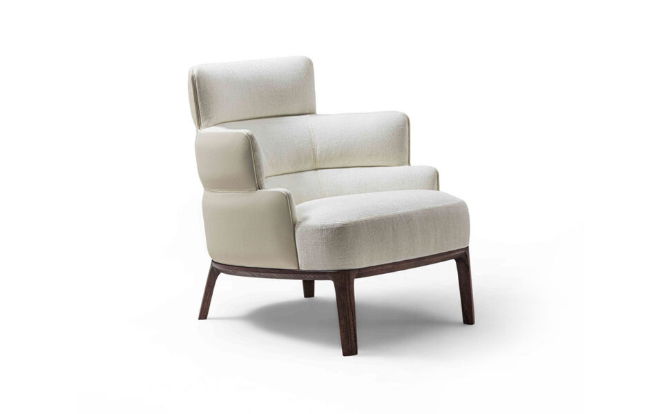 Chaise Audrey de Vittoria Frigerio – un design sculptural aux lignes arrondies et à la base en frêne massif, symbole d’un confort raffiné et d’un luxe discret. Disponible chez D-Style Interior.