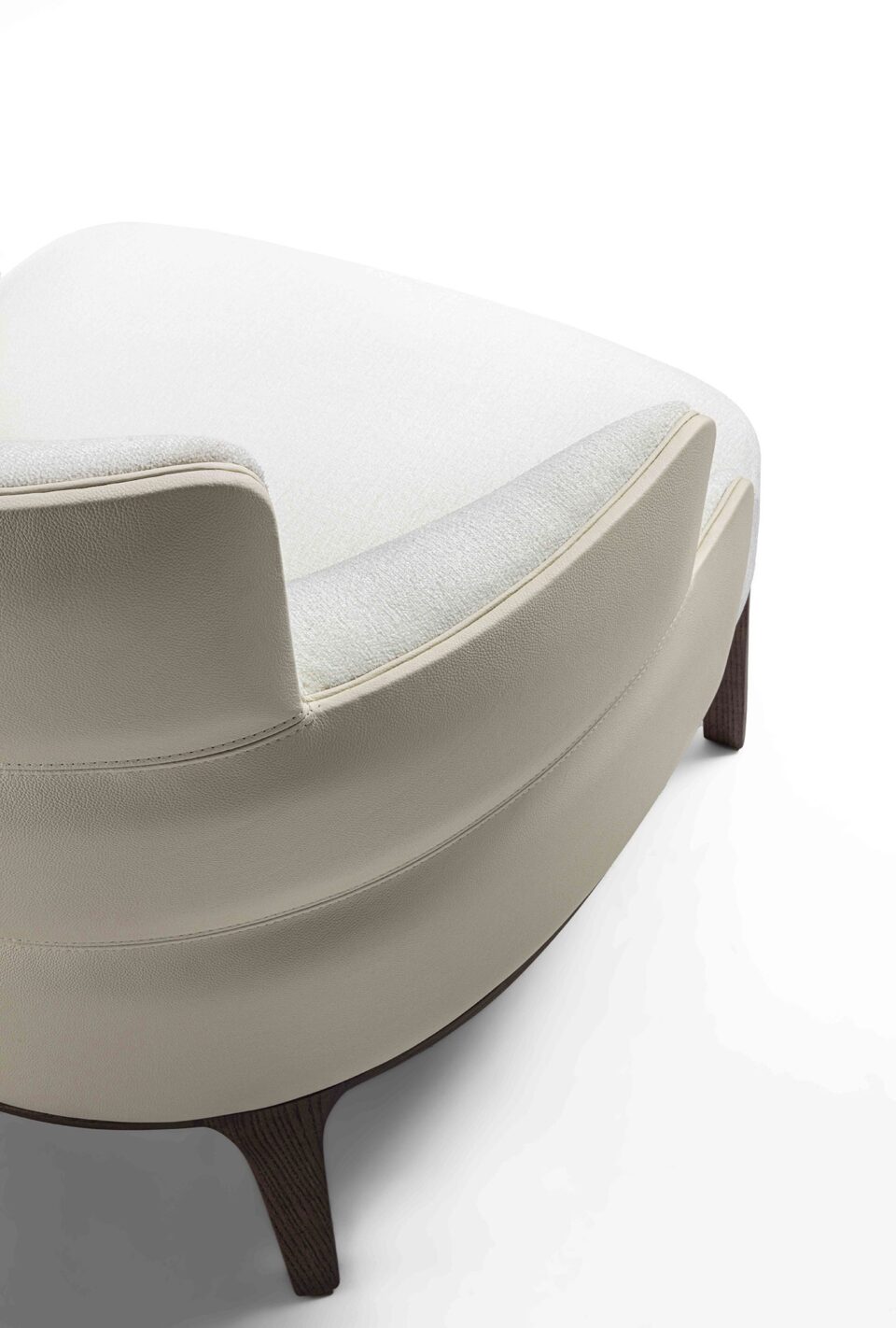 Chaise Audrey de Vittoria Frigerio – un design sculptural aux lignes arrondies et à la base en frêne massif, symbole d’un confort raffiné et d’un luxe discret. Disponible chez D-Style Interior.
