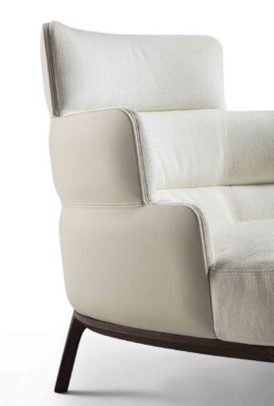 Chaise Audrey de Vittoria Frigerio – un design sculptural aux lignes arrondies et à la base en frêne massif, symbole d’un confort raffiné et d’un luxe discret. Disponible chez D-Style Interior.