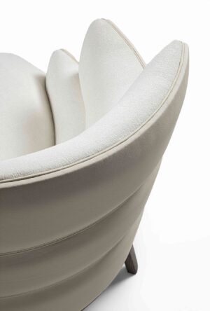 Chaise Audrey de Vittoria Frigerio – un design sculptural aux lignes arrondies et à la base en frêne massif, symbole d’un confort raffiné et d’un luxe discret. Disponible chez D-Style Interior.