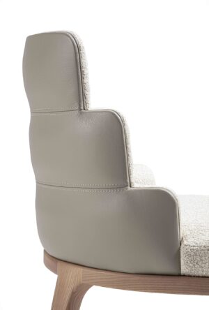 Chaise Audrey de Vittoria Frigerio – un design sculptural aux lignes arrondies et à la base en frêne massif, symbole d’un confort raffiné et d’un luxe discret. Disponible chez D-Style Interior.
