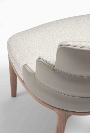 Chaise Audrey de Vittoria Frigerio – un design sculptural aux lignes arrondies et à la base en frêne massif, symbole d’un confort raffiné et d’un luxe discret. Disponible chez D-Style Interior.