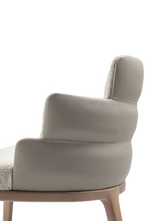 Chaise Audrey de Vittoria Frigerio – un design sculptural aux lignes arrondies et à la base en frêne massif, symbole d’un confort raffiné et d’un luxe discret. Disponible chez D-Style Interior.