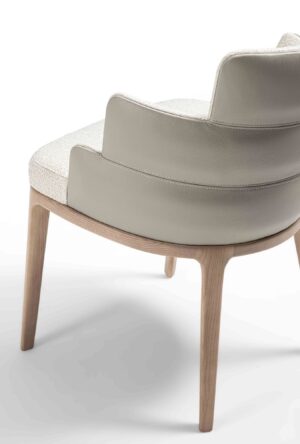Chaise Audrey de Vittoria Frigerio – un design sculptural aux lignes arrondies et à la base en frêne massif, symbole d’un confort raffiné et d’un luxe discret. Disponible chez D-Style Interior.